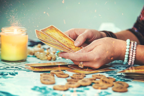 Kartenlegen: Foto: © yanadjan / AdobeStock / #546628739