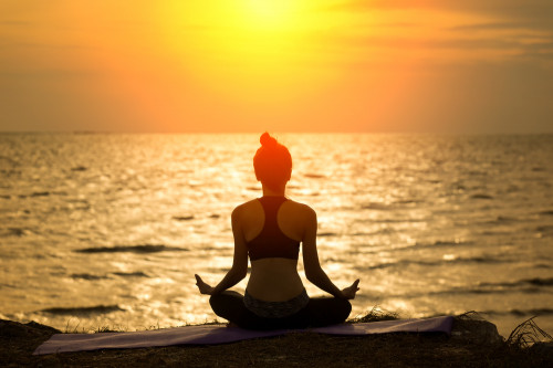 Meditation - Achtsamkeitsübungen: Foto: © Pattani_Studio / shutterstock / #488619553